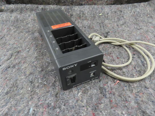 Oplader til 4 batterier - SONY BC-1WDCE (MOMSFRI)