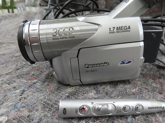 Videokamera med tilbehør - PANASONIC NV-GS70 (MOMSFRI)