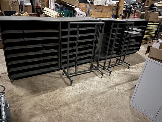 4 stk. reoler og 2 stk. stativer med hylder