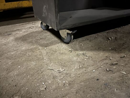 4 stk. reoler og 2 stk. stativer med hylder