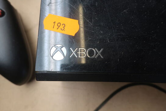 Spillemaskine XBOX ONE CONSOLE med 2 controller, hovedtelefoner