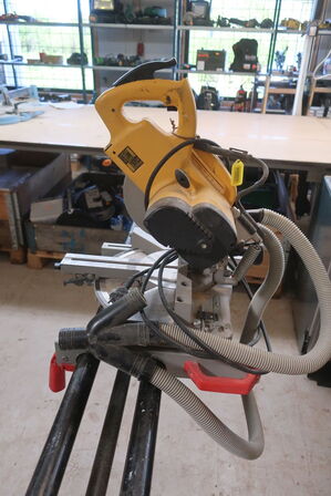 Geringssav DEWALT DW700 med arbejdsbord