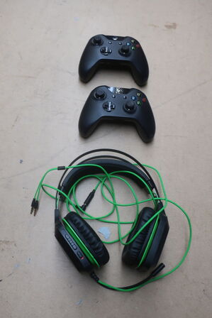 Spillemaskine XBOX ONE CONSOLE med 2 controller, hovedtelefoner