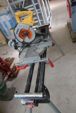 Geringssav DEWALT DW700 med arbejdsbord