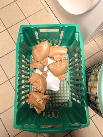 Udstyr og undervisningsmateriale til førstehjælp