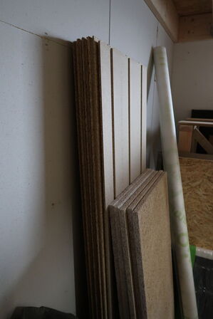 Div. Tagsten, spånplader, bordplader, troldtektplader, paller m.m.