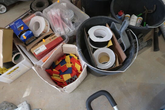 Div. Skruer, murerspande, kiler, værktøj m.m.