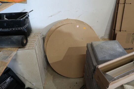 Div. Paller med stavparket, fliser, 2 stk. bordplader, stolpebeton, træstrub m.m.