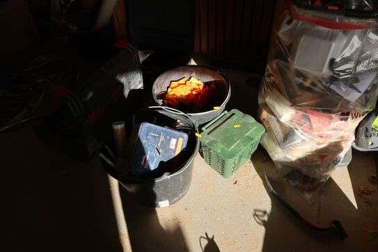 2 stk. koste, 2 stk. skraldspande, div. Murerspande med indhold m.m.