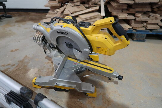 Kap-/geringssav DEWALT DWS778-QS med arbejdsbord