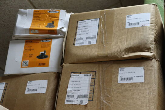 Div. Varelager bl.a. flisefødder, isolering, undertagstrammere, krydsfinerplader, planker m.m.