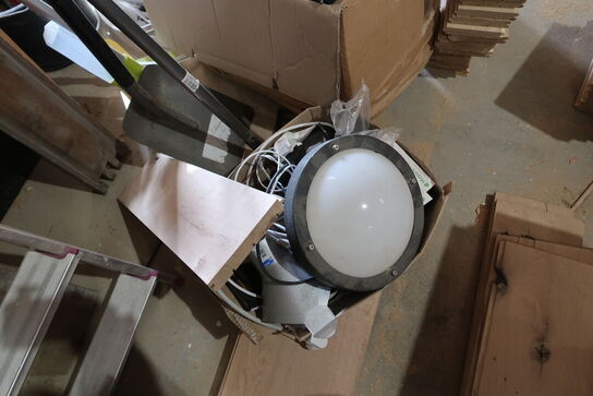 Trappestige, div. Træ, bordplader, haveredskaber m.m.