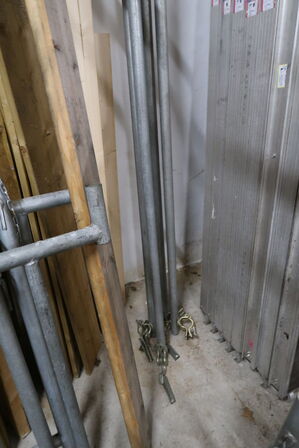 Stillads bestående af stilladsbukke, stilladsdæk, forhøjere/forlængere, rækværk m.m.