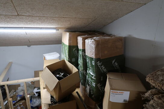 Div. Varelager bl.a. flisefødder, isolering, undertagstrammere, krydsfinerplader, planker m.m.