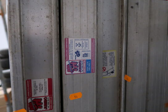 Stillads bestående af stilladsbukke, stilladsdæk, forhøjere/forlængere, rækværk m.m.