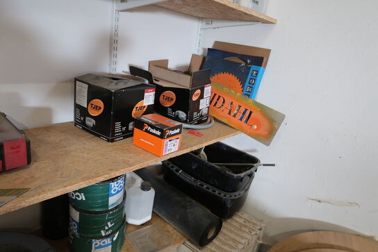 Div. Værktøj og varleager på reolhylder