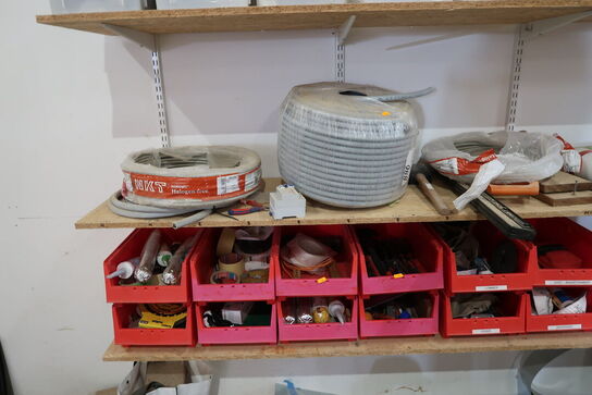 Div. Værktøj og varleager på reolhylder