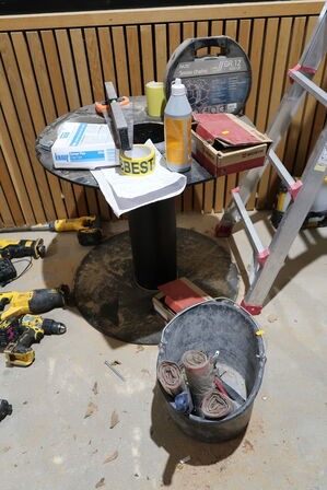 Kabeltromle med indhold smat murerspand med indhold