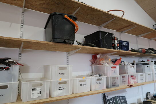 Div. Værktøj og varleager på reolhylder