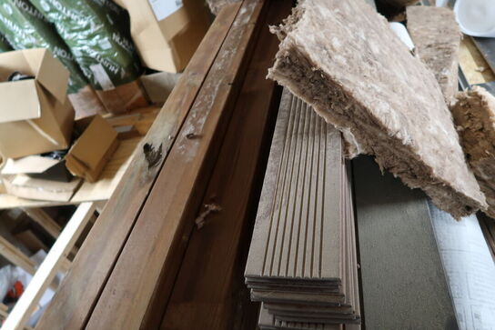 Div. Varelager bl.a. flisefødder, isolering, undertagstrammere, krydsfinerplader, planker m.m.