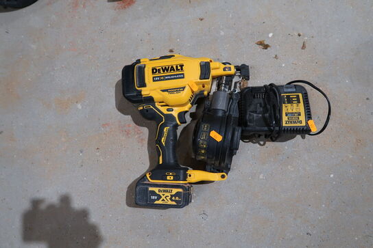 Akku tromlesømpistol DEWALT DCN45RN med batteri og lader