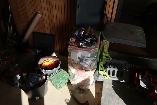 2 stk. koste, 2 stk. skraldspande, div. Murerspande med indhold m.m.