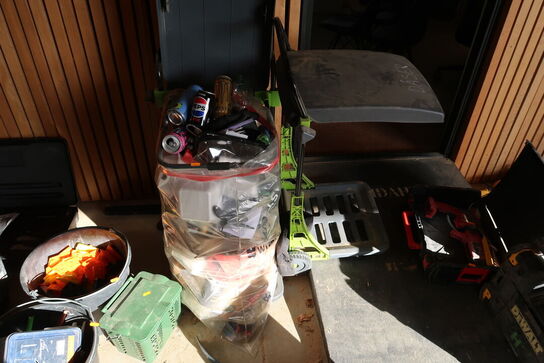 2 stk. koste, 2 stk. skraldspande, div. Murerspande med indhold m.m.