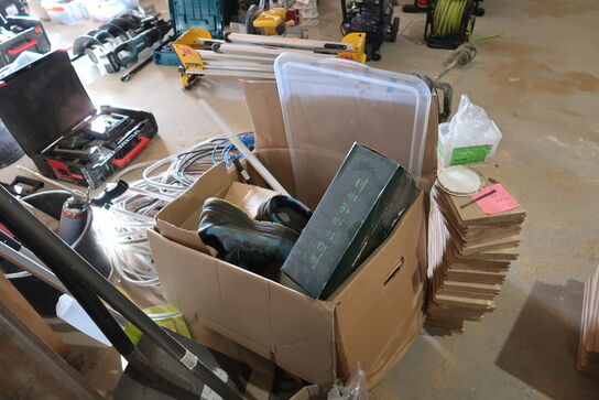 Trappestige, div. Træ, bordplader, haveredskaber m.m.