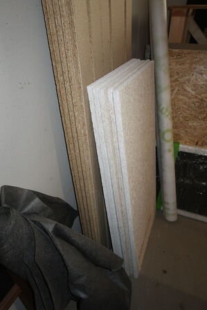 Div. Tagsten, spånplader, bordplader, troldtektplader, paller m.m.