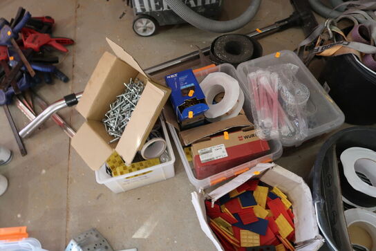 Div. Skruer, murerspande, kiler, værktøj m.m.