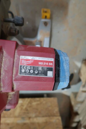 Kap-/geringssav MILWAUKEE MS 216 SB med arbejdsbord