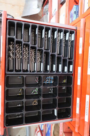 Div. Kiler, skruer WÜRTH, rawplugs m.m. (reoler medfølger ikke)