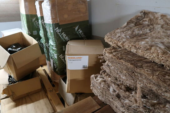 Div. Varelager bl.a. flisefødder, isolering, undertagstrammere, krydsfinerplader, planker m.m.