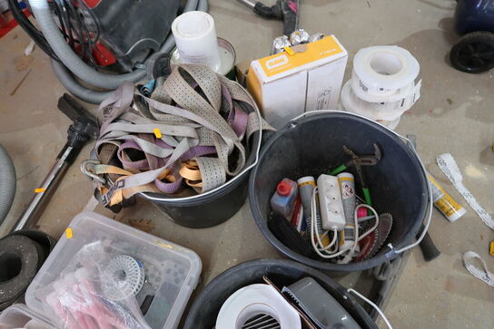 Div. Skruer, murerspande, kiler, værktøj m.m.