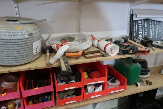 Div. Værktøj og varleager på reolhylder
