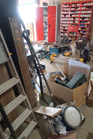 Trappestige, div. Træ, bordplader, haveredskaber m.m.