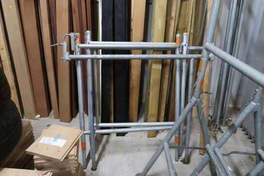 Stillads bestående af stilladsbukke, stilladsdæk, forhøjere/forlængere, rækværk m.m.