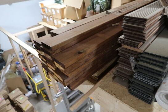 Div. Varelager bl.a. flisefødder, isolering, undertagstrammere, krydsfinerplader, planker m.m.