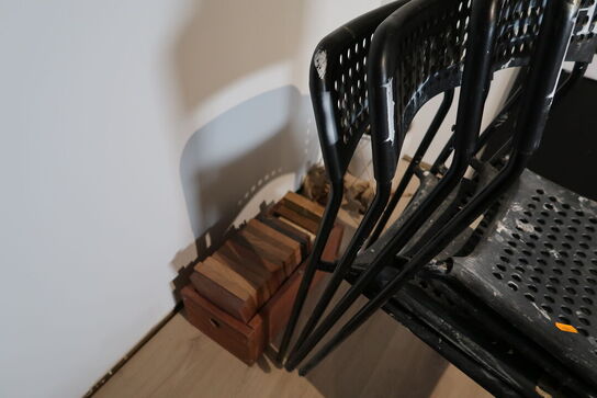 4 stk. stabelstole, opslagstavle, knagerække m.m.