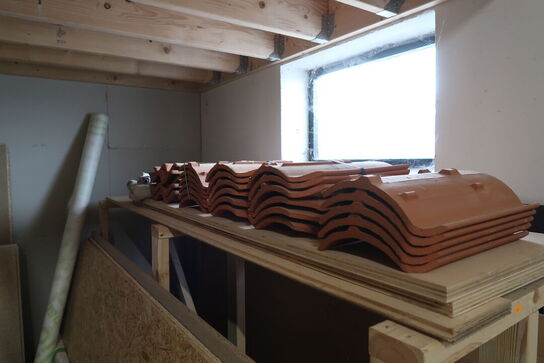 Div. Tagsten, spånplader, bordplader, troldtektplader, paller m.m.