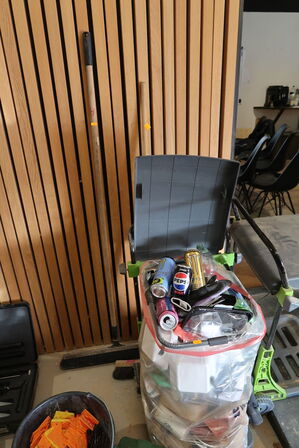 2 stk. koste, 2 stk. skraldspande, div. Murerspande med indhold m.m.