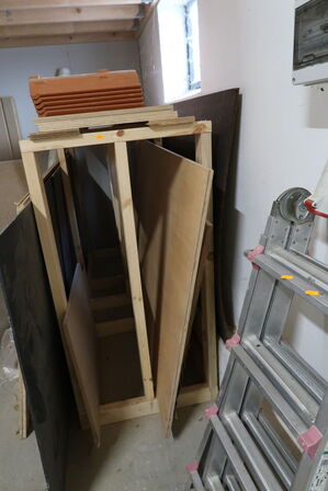 Div. Tagsten, spånplader, bordplader, troldtektplader, paller m.m.