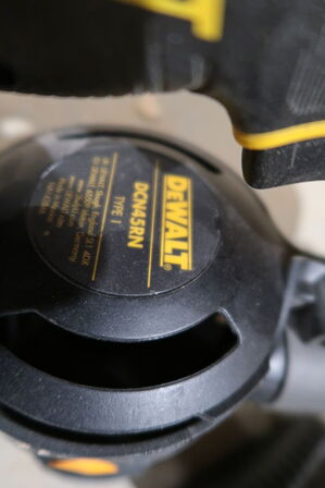 Akku tromlesømpistol DEWALT DCN45RN med batteri og lader