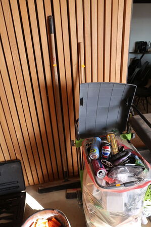 2 stk. koste, 2 stk. skraldspande, div. Murerspande med indhold m.m.