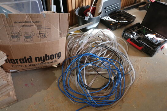 Trappestige, div. Træ, bordplader, haveredskaber m.m.