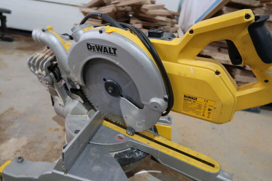 Kap-/geringssav DEWALT DWS778-QS med arbejdsbord