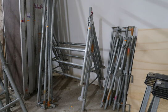 Stillads bestående af stilladsbukke, stilladsdæk, forhøjere/forlængere, rækværk m.m.