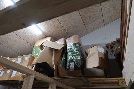 Div. Varelager bl.a. flisefødder, isolering, undertagstrammere, krydsfinerplader, planker m.m.