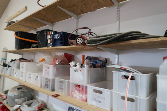 Div. Værktøj og varleager på reolhylder