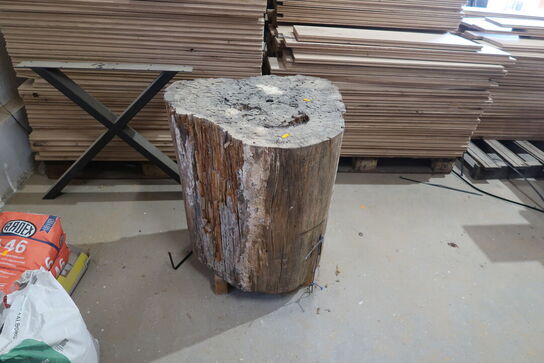 Div. Paller med stavparket, fliser, 2 stk. bordplader, stolpebeton, træstrub m.m.